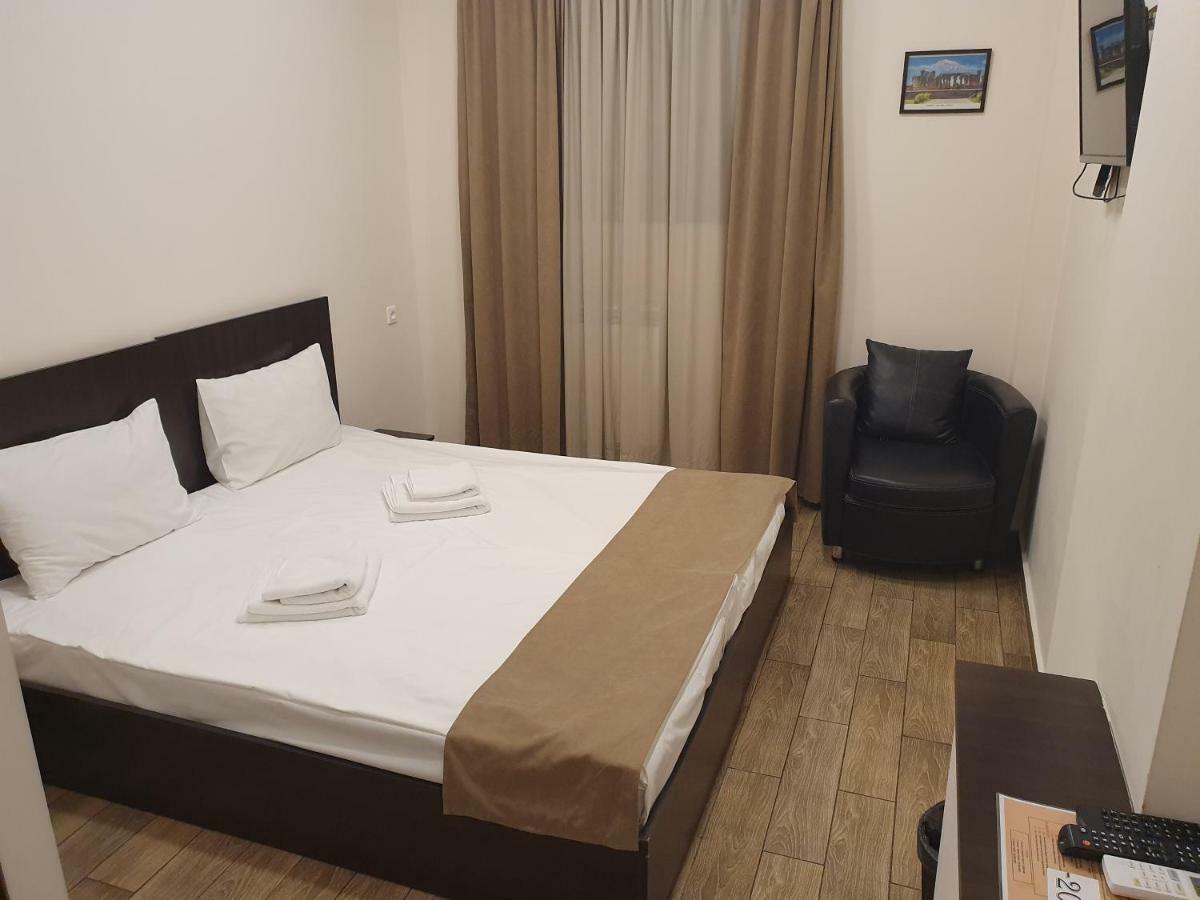 5 Rooms Mini-Hotel & Tours Yerevan Bagian luar foto